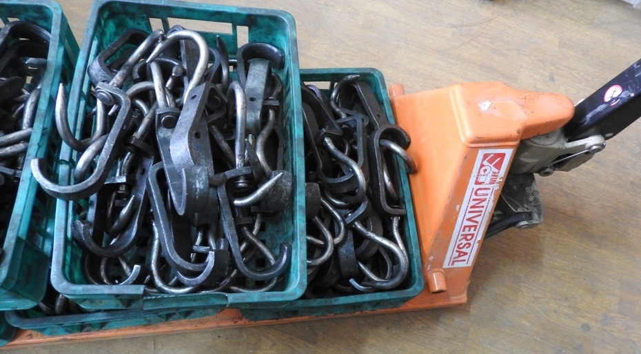 Производим крюки для мяса. В наличии. Производственная компания. Изготовим на заказ по вашему заданию.